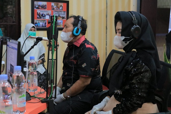 Siaran Langsung di Radio, Ketua TP-PKK Rohul dan Bupati Himbau Warga Rohul Antisipasi Virus Corona