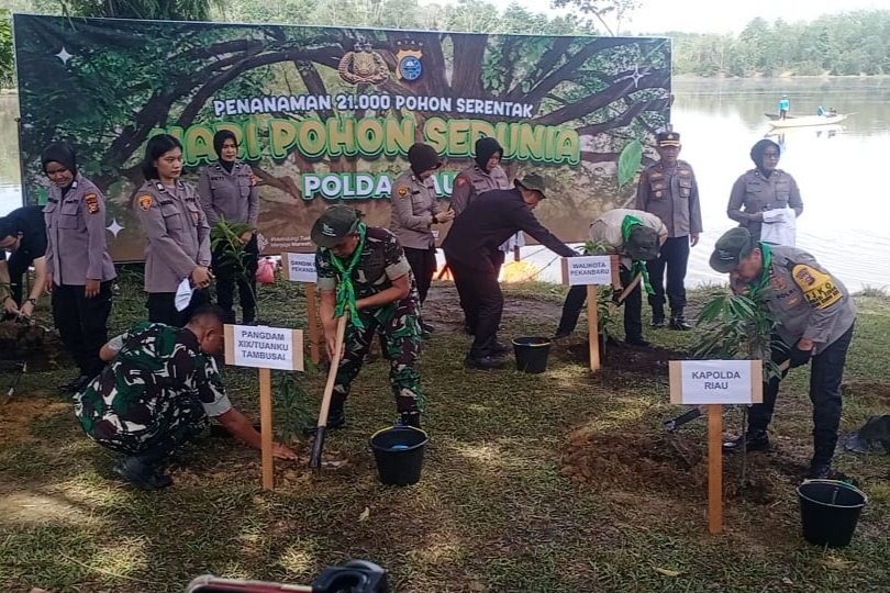 Bibit Pohon Durian hingga Matoa Ditanam di Danau Kayangan