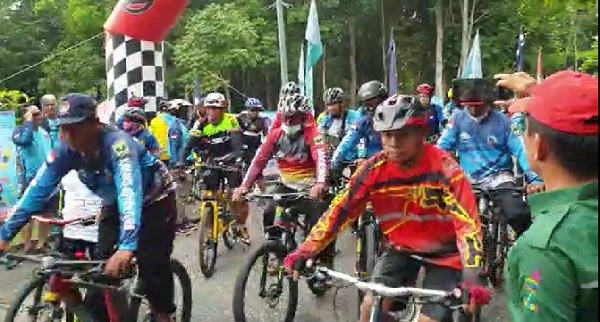 Ketika Danau Khayangan Rumbai Jadi Lautan Pesepeda, Begini Penampakannya...