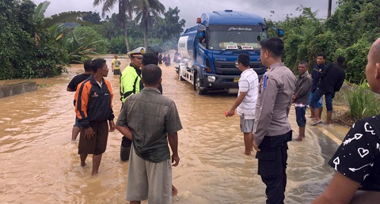 Banjir di Pangkalan, Arus Lalu Lintas Kendaraan Umum Rute Sumbar-Riau Lumpuh