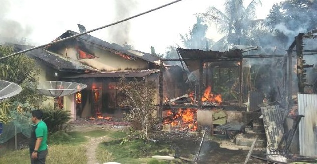 Ditinggal ke Pasar, Dua Rumah Warga Kuansing Terbakar, Tak Ada yang Bisa Diselamatkan