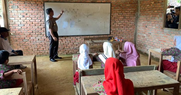 Jendral Bintang 2 Bangun Optimisme  Anak di Sekolah Berlantai Tanah: Besok Gantikan Saya Jadi Kapolda Ya...