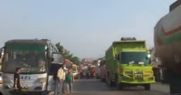 Truk Tabrakan, Sudah 6 Jam Jalan Lintas Sumatera Duri-Kandis Lumpuh Total
