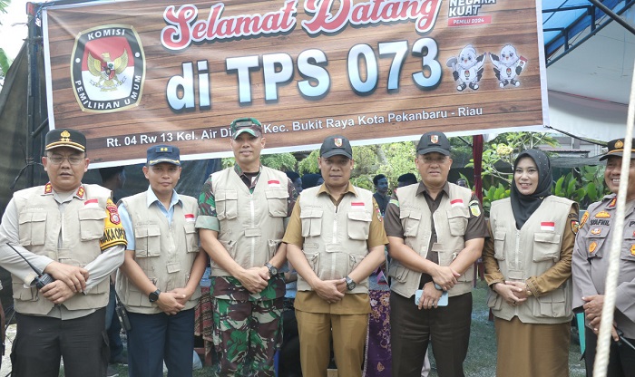 Pj. Wali Kota Tinjau Pencoblosan Pemilu di Sejumlah TPS di Pekanbaru