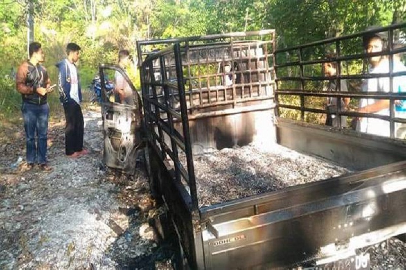 WARGA MARAH...Maling Kerbau di Kampar Dikeroyok Hingga Tewas, Mobilnya Dibakar, nih Fotonya