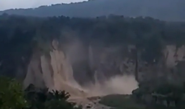 Tebing di Ngarai Sianok Bukitttinggi Longsor