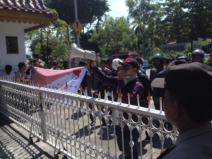 Masih Soal Sampah, Mahasiswa Demo di Kantor Wali kota