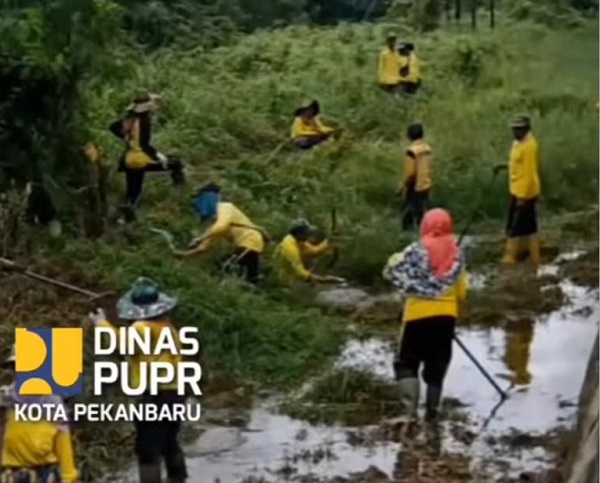 PUPR Turunkan 15 Tim Pasukan Kuning Keruk Drainase dan Anak Sungai