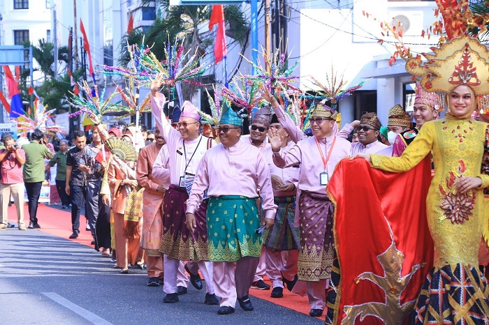 Pemko Pekanbaru Hadirkan Budaya Mengantar Penganten dan Perang Beras Kunyit Pada Apeksi 2022