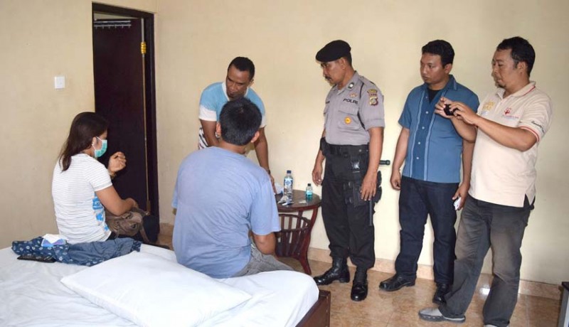 MAMPUS... Dipergoki Suami Lagi 'Begituan' di Villa, Pasangan Selingkuh Lari Telanjang