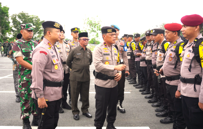 Dampingi Wakapolda, Sekda Arfan  Lepas Pemberangkatan 364 Personil PAM TPS Pilkada Siak 2024
