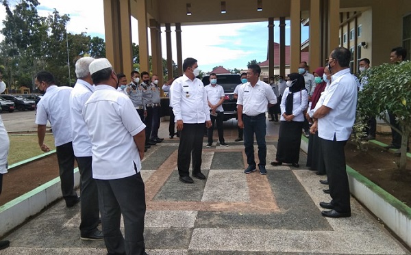 Bupati Kuansing  Serahkan Mobil Dinas untuk Sejumlah OPD