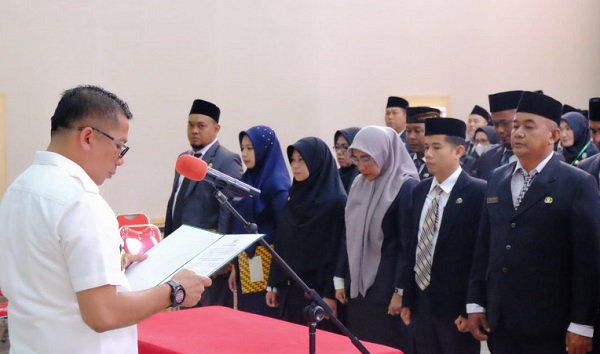 Bupati  Adil Lantik 18 Pejabat Fungsional Baru, ''Selamat, Semoga Bisa Membawa Suasana Baru...''