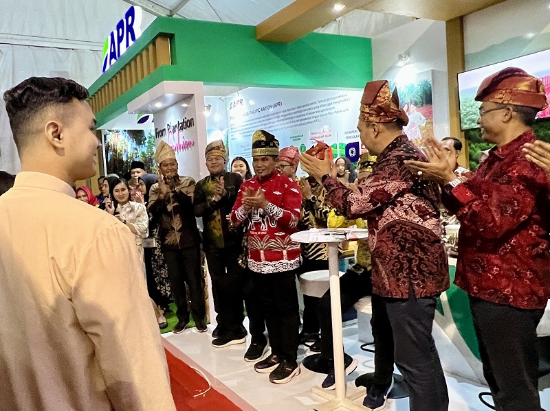 Tampil di Helat Pelalawan Ke-24, RAPP dan APR  Perkenalkan Fashion Berbahan Eco Friendly