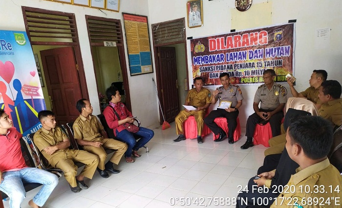 AKP Hemawan Bersama Personilnya Sosialisasi Pencegahan Karlhutla di Sialang Jaya-Rohul