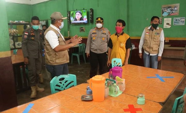 Sosialisasi PPKM Level 4, Bupati  dan Kapolres Siak Bagikan Masker  di Minas dan kandis
