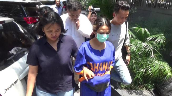 HADUH!...Vanessa Angel Ngamuk Lagi, Tapi Kali Ini Kesal Sendalnya Diijak Polisi