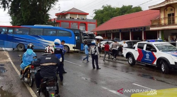 Lolos di Perbatasan Riau- Sumbar, Dua  Bus Angkut 101 TKI dari  Malaysia Diamankan Polisi di Garegeh Bukittinggi