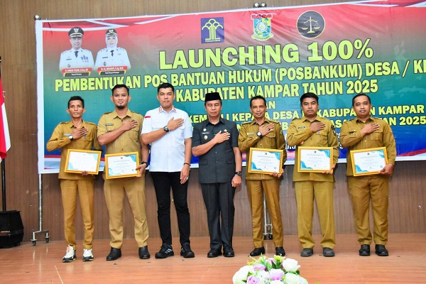 Kepala Desa Alam Panjang menerima Penghargaan dari Kepala Kantor Wilayah Kementerian Hukum Riau Tahun 2025