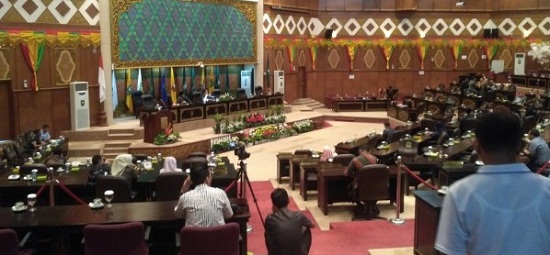 Turun Hampir Rp306 Miliar, APBD Riau 2018 Disahkan Rp10,09 Triliun Malam Tadi