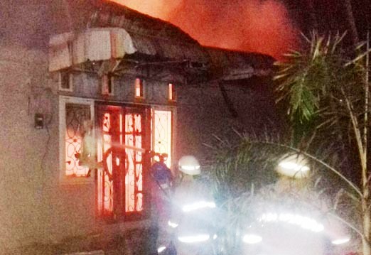 TOLONGGGG... Diduga karena Disambar Petir, Rumah Hendra Ludes Terbakar