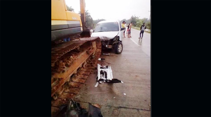 MALANG...Sopir Mengantuk, Avanza Seruduk Ekskavator Parkir di Dumai, Ayah dan Anak Tewas