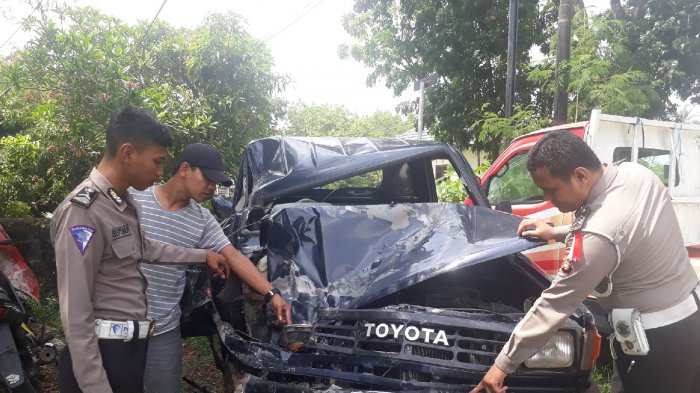 BRAKKK...Diduga Mengantuk, Menantu Tabrak Pohon, Mertua Tewas