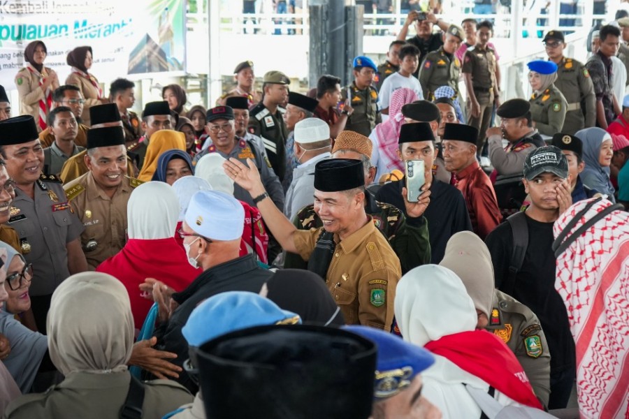 Sekda Kepulauan Meranti Sambut Kepulangan 110 Jamaah Haji di Pelabuhan Tanjung Harapan