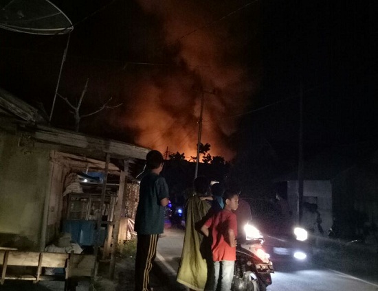 Kebakaran Hebat Petang Tadi, 3 Petak Rumah Ludes, Satu Lainnya Rusak...
