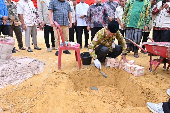 Plt. Asisten Ekbang Letakkan Batu Pertama Masjid Al-Faruq Pematang Pudu