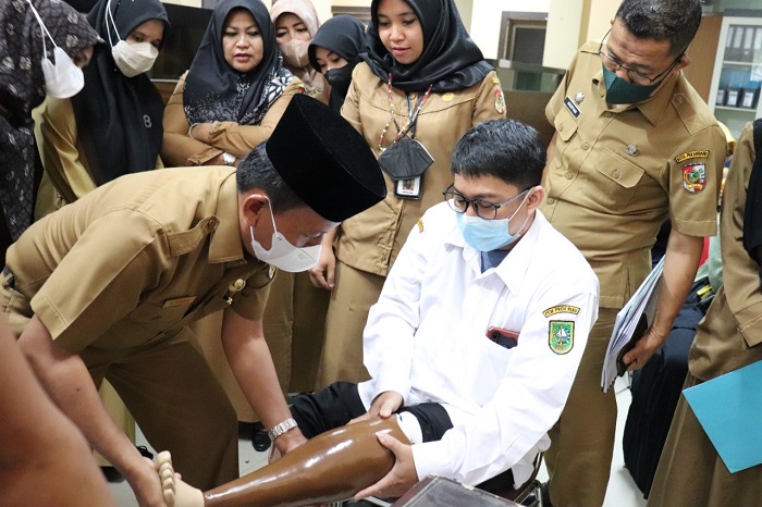 Dinas Sosial Salurkan Bantuan Kaki Palsu  untuk Penyandang Disabilitas