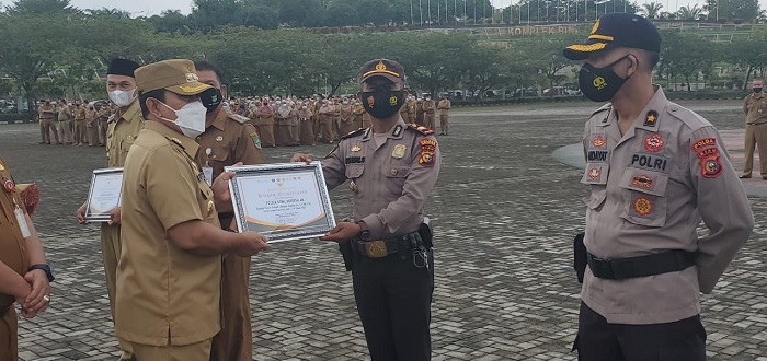 Terima Penghargaan Juara I  Kecamatan Tercepat Vaksinisasi, Kapolsek Ucapkan Terima Pada Bupati H Sukiman