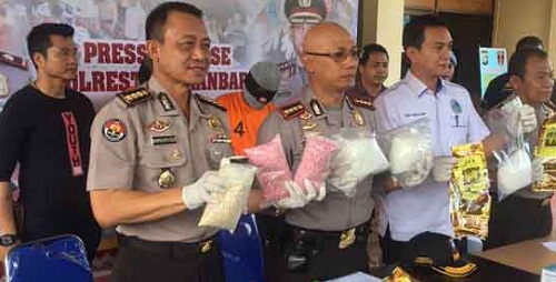 MODUS BARU...Pakai Motor Tengah Malam, Kurir 3 Kilogram Sabu dan 8000 Butir Ekstasi Kejar-kejaran dengan Polisi