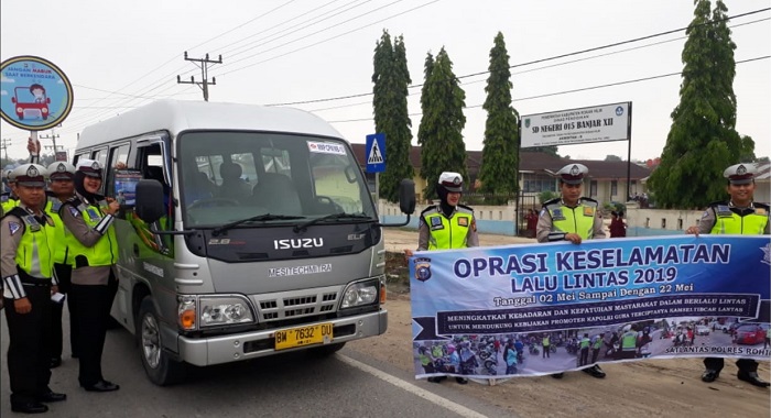 Operasi Muara Takus 2019, Sat Lantas Rohil Bagikan Brosur Keselamatan Kepada Pengguna Jalan