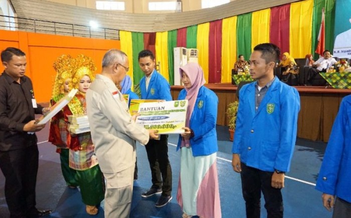 Diserahkan Gubri, 1.191 Mahasiwa UIR Terima Beasiswa dan Bantuan Pendidikan dari Pemprov Riau