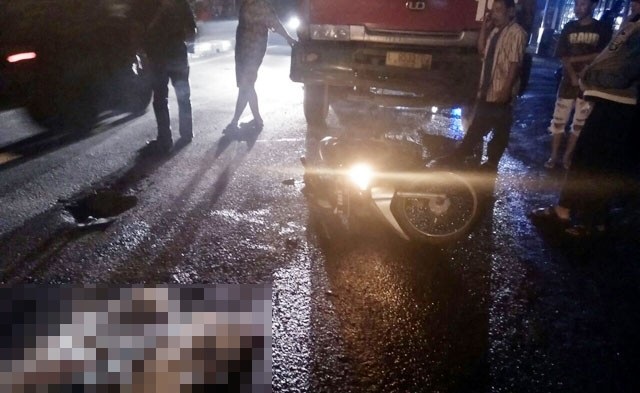 IHHH NGERIII...Motor Terperosok Lubang, Ima Jatuh dan Terseret Truk Trailer, Kepalanya Putus