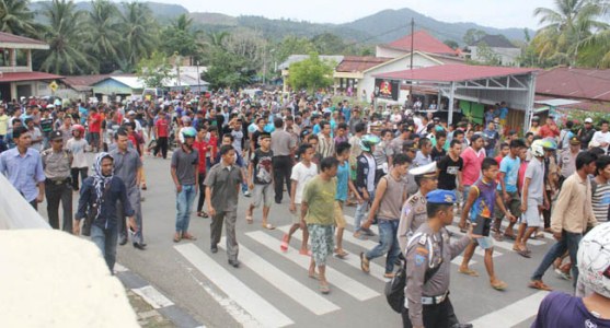 Diduga Tewas Ditendang Polisi, Ribuan Massa Serang Mapolres Sijunjung