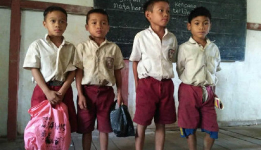 Tak Pakai Sepatu dan Tas, Murid-murid SD Ini 3 Jam Jalan Kaki ke Sekolah, Lihatlah...