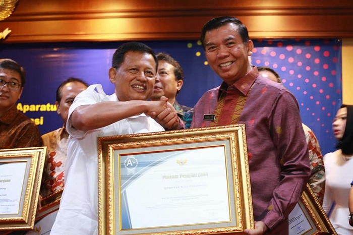 Terima Penghargaan Kemen-PANRB, DPMPTSP Pekanbaru Berpredikat Pelayanan Sangat Baik Nasional