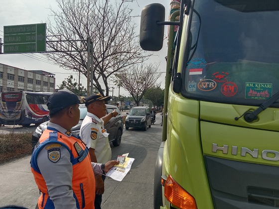 Petugas Suruh Putar Balik 59 Pelanggar Terjaring Operasi Patuh di Jalan Soekarno Hatta
