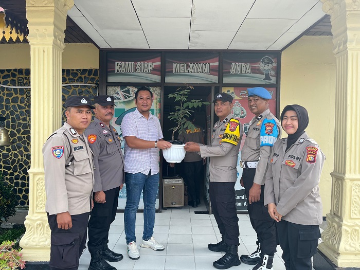 HUT Personil Polsek Kuantan Hilir, Kapolsek Berikan Bibit Pohon Penghijauan