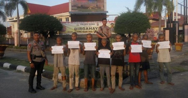 Sedang Tawuran Pakai Senjata, Delapan Remaja Dibekuk Polisi di Simpang Bumi Ayu Dumai