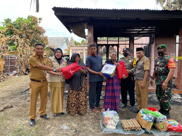 Dinsos Pekanbaru Salurkan Bantuan Sembako dan Pakaian ke Warga Korban Kebakaran Rumah