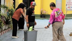 Pegawai Lapas Pekanbaru Goro Bersihkan Mushola