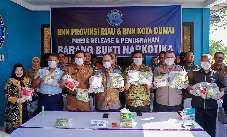 BNN Dumai Amankan 5 Tersangka, 15 Kilogram Sabu dan 3.726 Pil Ekstasi Dimusnahkan