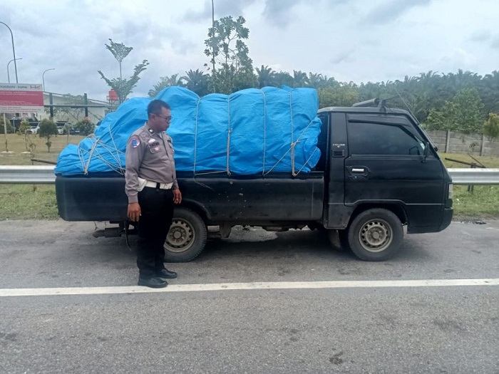 PARAH! Pengendara Pikap Bermuatan Durian Melintas Lawan Arus di Tol Pekanbaru-Dumai