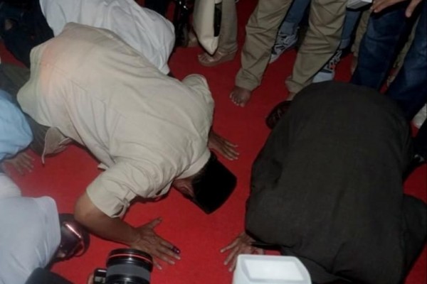 Tak Didampingi Sandi, Prabowo Klaim Menang 62 Persen Lalu Sujud Syukur
