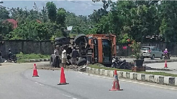Bawa Batu Bara, Sebuah Truk Terguling di  Jalan Proklamasi Kuansing