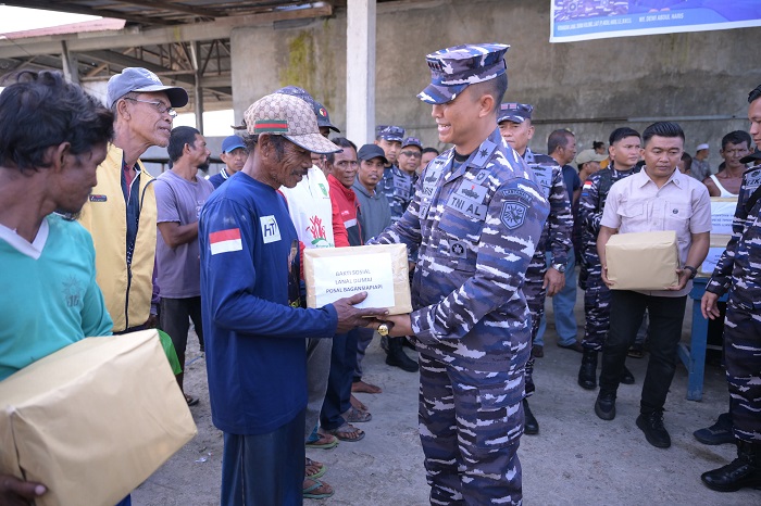 Danlanal Dumai Serahkan Bantuan Sembako untuk Nelayan di Pelabuhan Ongliong