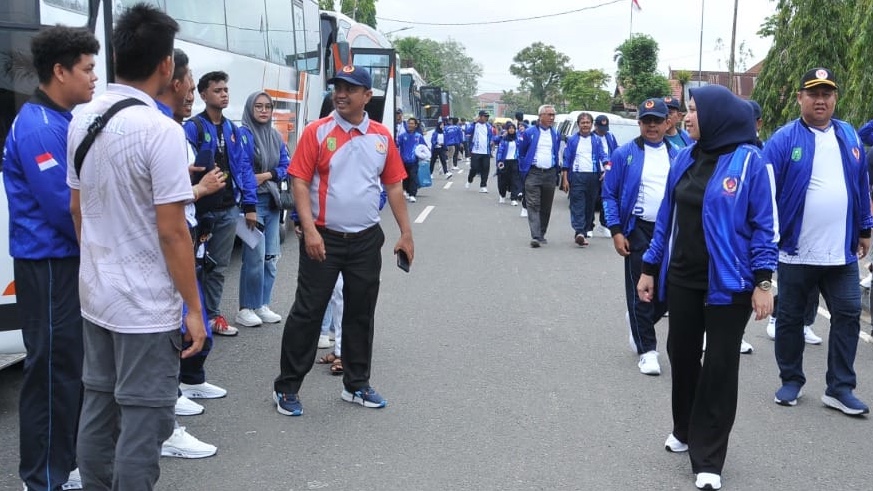 Bupati Inhu Rezita Meylani Yopi Lepas Keberangkatan Kotingen Untuk ajang Porprov X di Kuansing